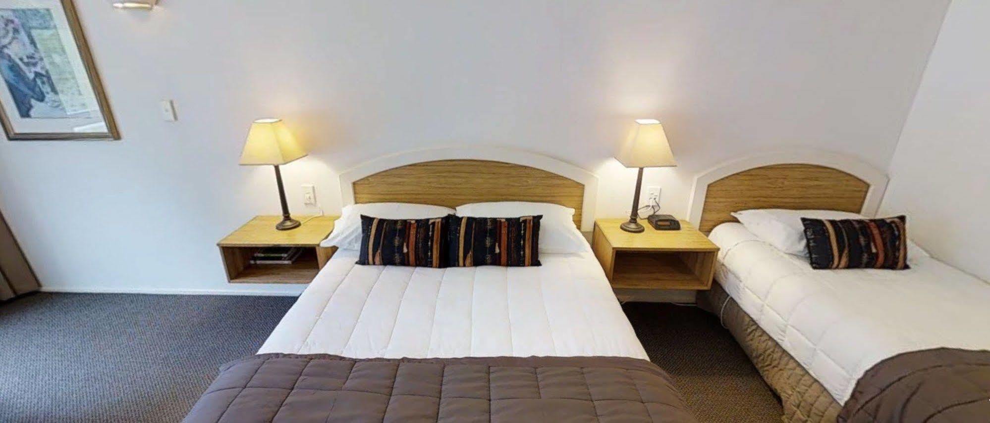 Wallaceville Motor Lodge Upper Hutt Extérieur photo